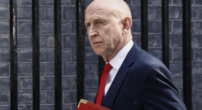 Váratlanul lemondott a brit védelmi miniszter
