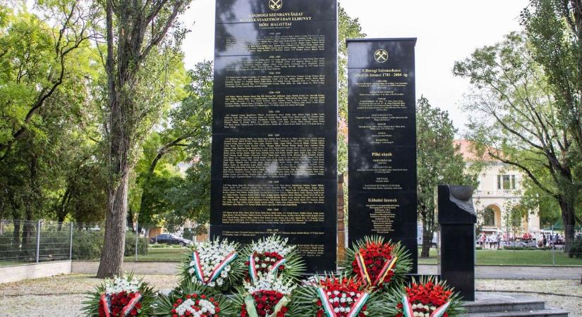 Elbontják és új helyen állítják fel a dorogi szénfekete bányász emlékművet