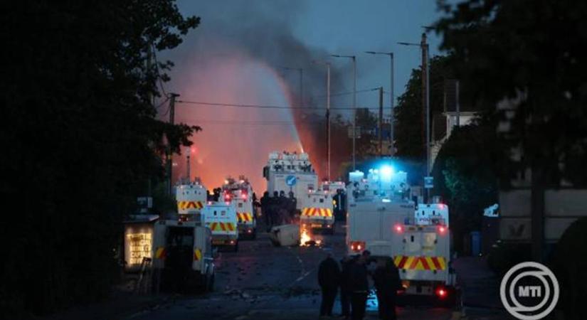 Tucatnyi rendőr megsérült az észak-írországi zavargásokban