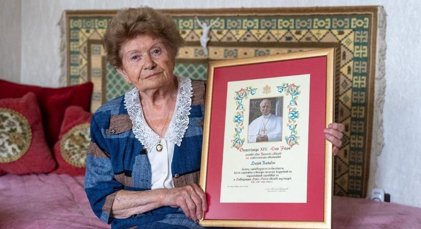 90 évesen is aktív és hívő – pápai áldásban is részesült a 90 éves egri Katalin néni
