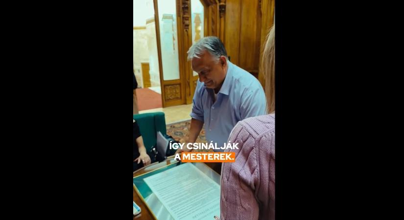 Orbán Viktor személyesen szögelte fel a Nemzeti Hitvallás egy példányát a falra