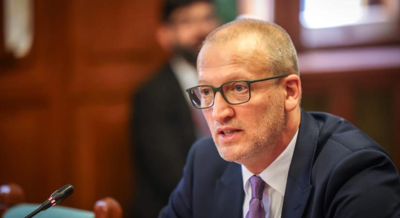 Tarr Zoltán: Felülvizsgálja a kormány a könyvfóliázós szabályozást