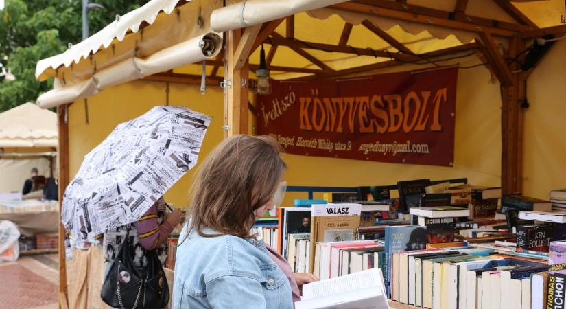 Az eső sem tudta megállítani: megtelt Szeged könyvekkel és olvasókkal