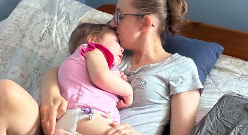 Már otthon harcol az életéért a kis Lilla, védőfelszerelés nélkül senki sem léphet a házba