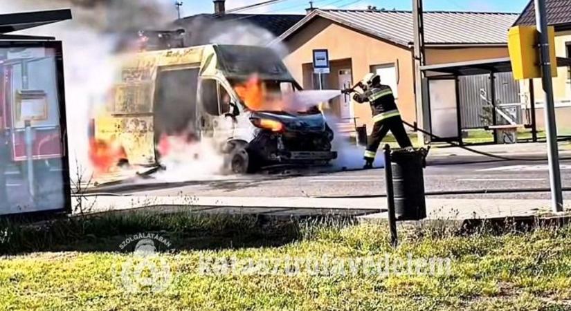 Helyszíni fotókon a lángoló furgon: teljesen kiégett a jármű videó