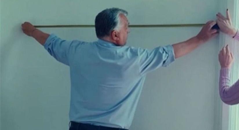 „Így csinálják a mesterek” – Orbán Viktor barkácsvideóval válaszolt: visszakerült a falra a Nemzeti Hitvallás (VIDEÓ)