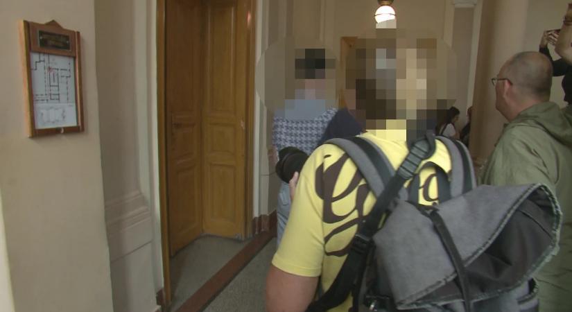 Az ütéseket igen, a bűnösségét nem ismerte el