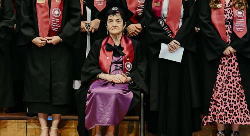 Soha nem késő tanulni: 90 évesen szerzett diplomát a BBTE-n egy kolozsvári nő
