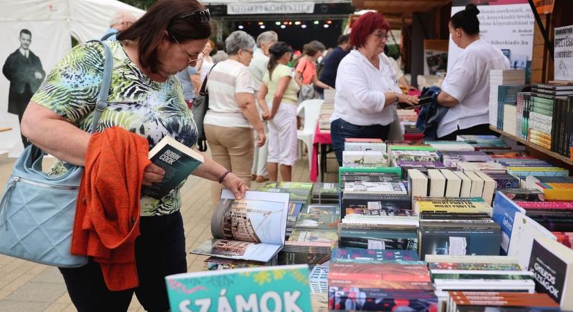 Miskolcon találták ki 99 éve, idén itt is megnyitották: indulhat a Könyvhét - fotók