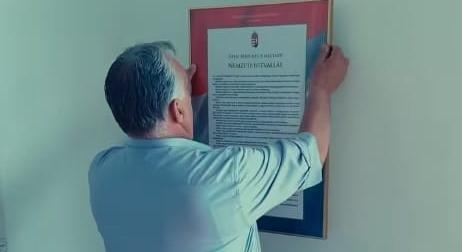 „Na, innen szedje le a Tisza!” – Orbán Viktor felszögelte a Nemzeti Hitvallást a Fidesz székházában