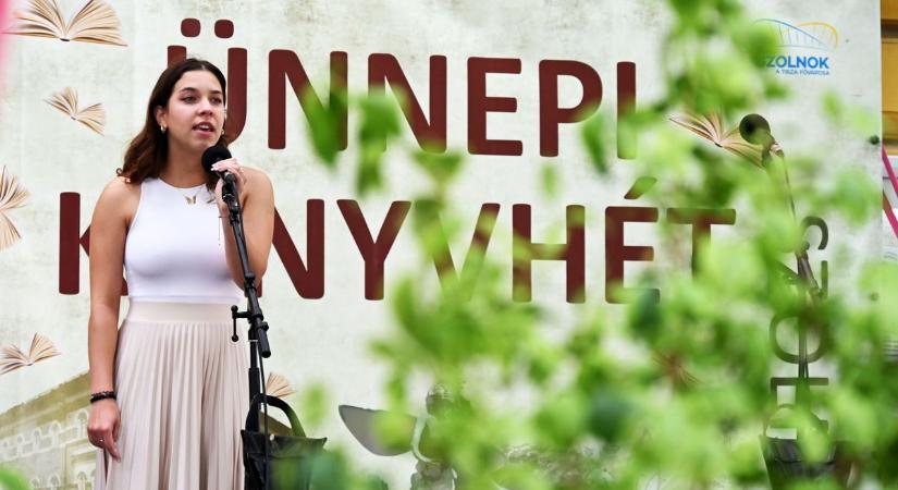 Nem csak könyvekről szól: meglepetésekkel kezdődött a szolnoki könyvhét – galériával