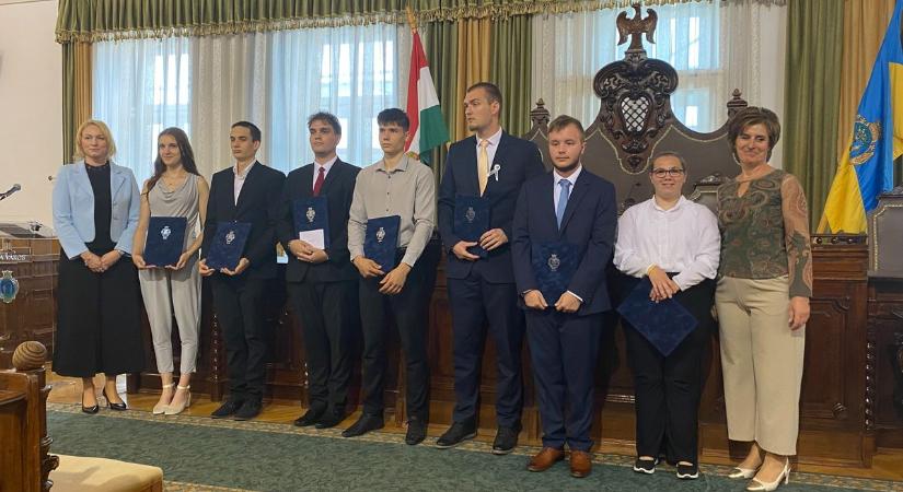 Az év diákjait díjazták Baján  fotók