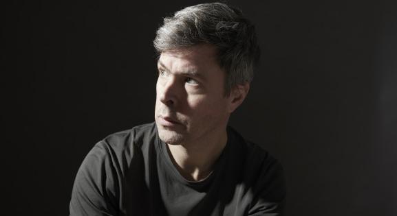 A bennfentes kívülálló – David Szalay megnyitotta az Ünnepi Könyvhetet