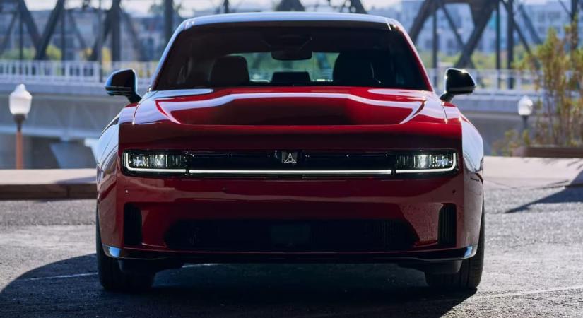 Visszatér Európába a Dodge Charger, de van egy rossz hír a V8-rajongóknak