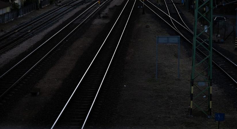 Áramütést szenvedett egy gyerek, aki egy vasúti szerelvényre mászott fel Várpalotán