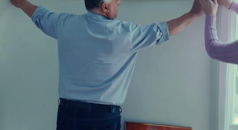 Orbán mérőszalagot és kalapácsot ragadott, majd beverte a szöget, és felakasztotta rá a Nemzeti Hitvallást