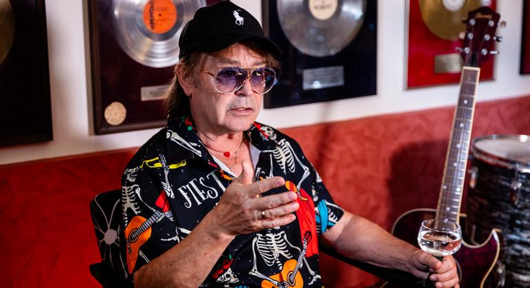 Szikora Róbert kiakadt Fenyő Miklós egész alakos szobra miatt