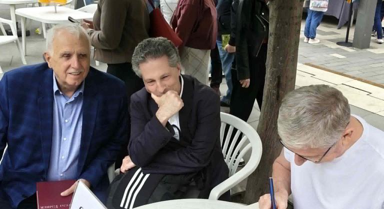 Gyurcsány Ferenc Schiffer Andrásnak is dedikált az Ünnepi Könyvhéten