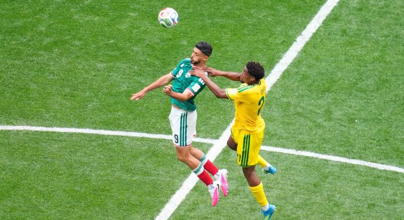 Mexikó már 2-0-ra vezet, Dél-Afrika kétfős emberhátrányban
