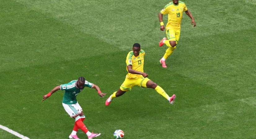 Három piros lappal, két góllal és sima mexikói győzelemmel kezdődött a foci-vb