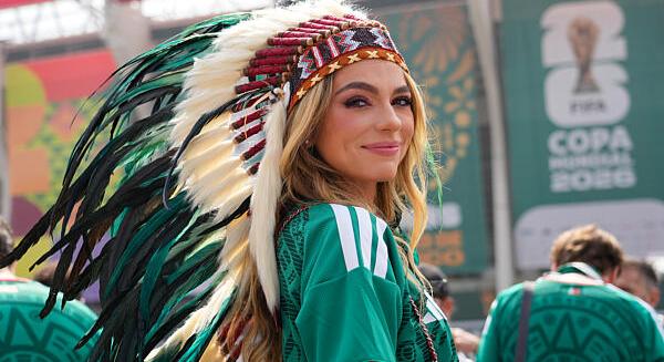 Mexikó három piros lapot hozó nyitómeccsen győzte le a Dél-afrikai Köztársaságot a vb-rajton