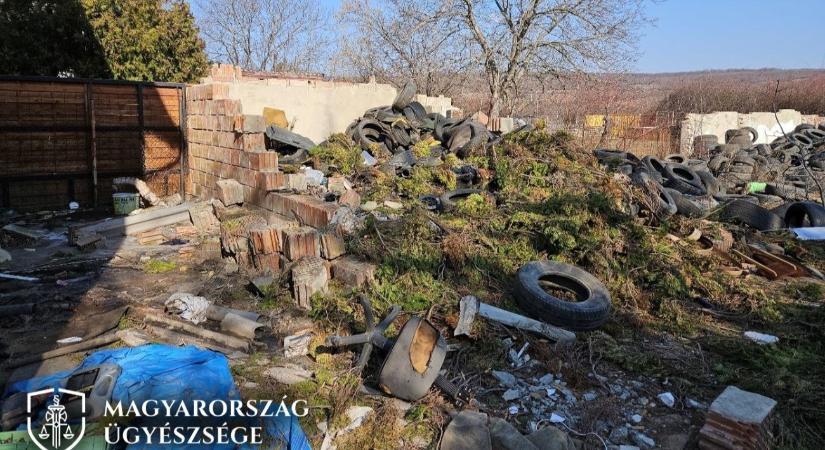Azbeszt és más: több tonna veszélyes hulladékot tárolt az udvarán – fotó
