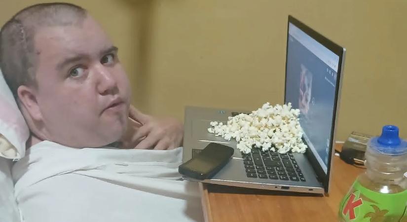 "Kértem, hogy ha hall, akkor mozdítsa meg a lábát" - a 19 éves Bence hónapokig kómában feküdt a balesete után