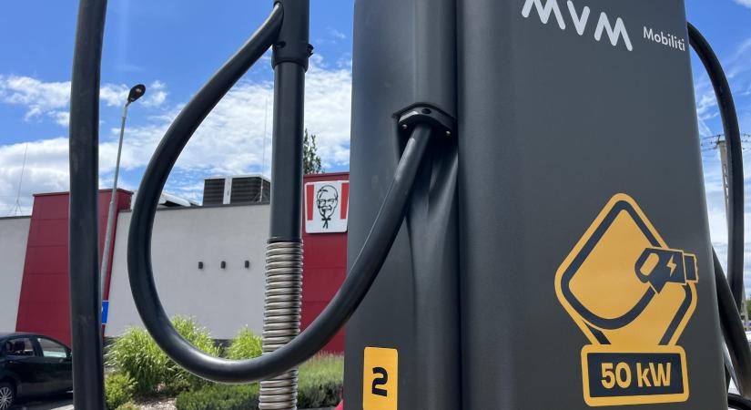 Megjött az első Mobiliti-töltő a KFC-hez: itt már evés közben töltheted az autód
