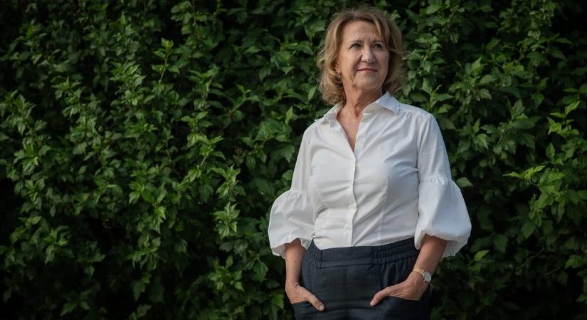 „Ajándékba kaptam egy hazát. Hazaértem, nem vagyok többé bozgor.” Álnéven futott be íróként az Erdélyből áttelepült orvos, de nem akar olyan titokzatos lenni, mint Elena Ferrante
