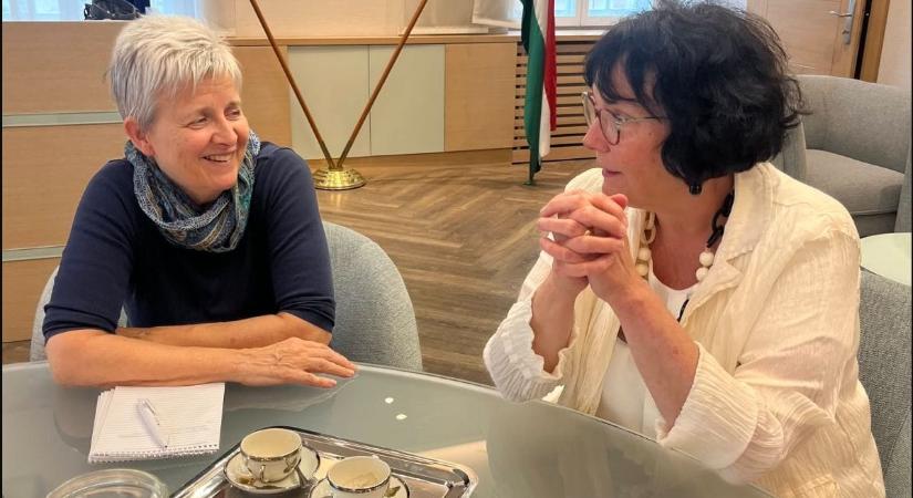 A hittanoktatásról és a csökkenő diáklétszámról is egyeztetett Lannert Judit az egyházi iskolafenntartókkal