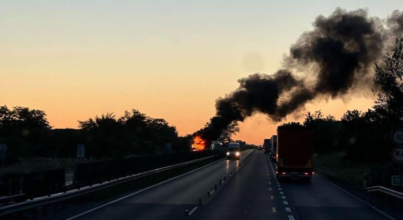 Pokoli lángok az M1-esen: brutális baleset miatt zárták le a sztrádát