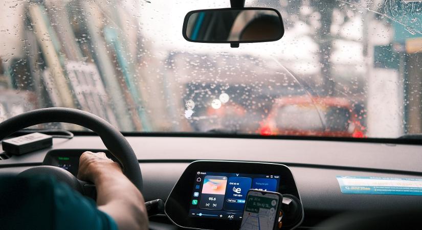 Infotrafic: Eső nehezíti a közlekedést – Baleset miatt korlátozás az A10-esen