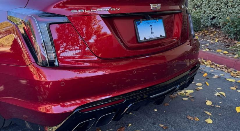 Közel 800 lóerős V8 és kézi váltó a Cadillac brutális szedánjában
