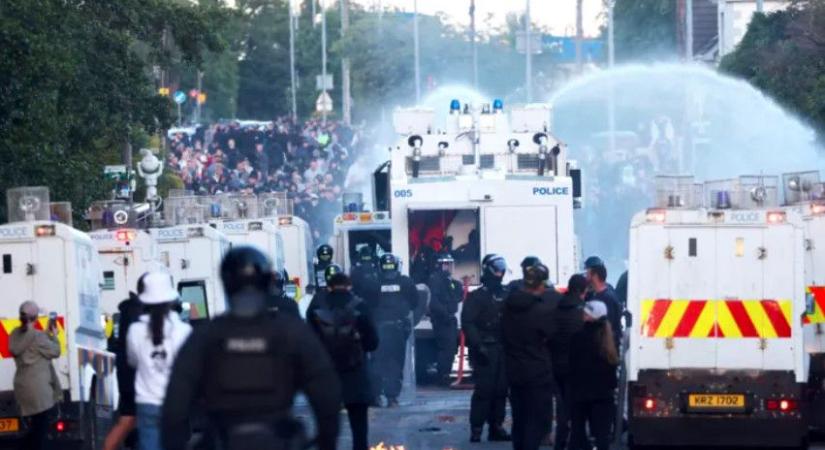 Bevándorlásellenes zavargások: Belfastban áll a bál