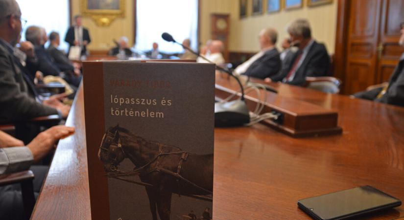 Lópasszus a jogászok asztalán
