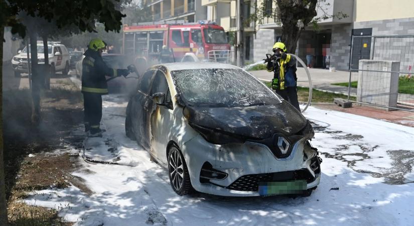 Elektromos autó lángolt Budapesten – fotók