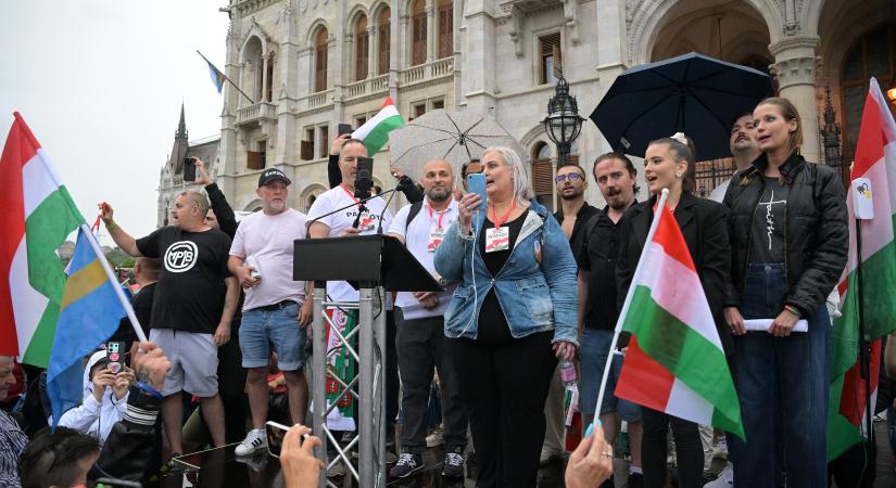 Életbe lépett az uniós migrációs paktum, itthon megy a politikai csörte