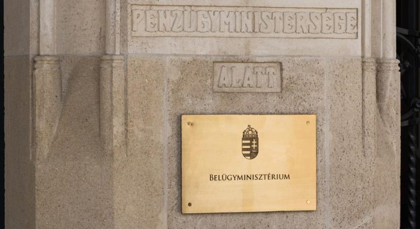 Figyelmeztet a BM: hamarosan érvényüket vesztik ezek a személyazonosító igazolványok