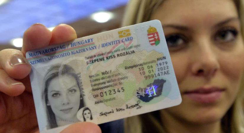 BM: augusztusban érvényüket vesztik a régi, könyv formátumú személyazonosító igazolványok