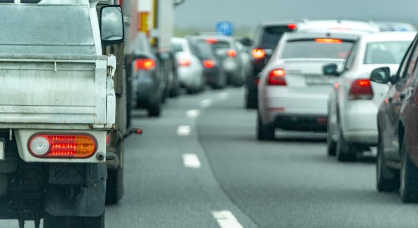 Horrorbaleset Győrnél: nyolc ember meghalt, teljes útzár az M1-esen