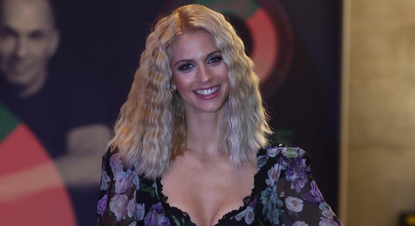 Tápai Szabina vadiúj külsővel hódít: ilyen színűre festette át a haját – videó