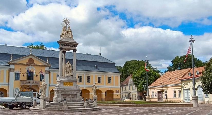 Végre elkészült, átadják a megújult esztergomi Városházát