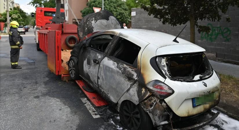 Kigyulladt egy elektromos autó Budapesten – oltás után jött a konténeres fürdő