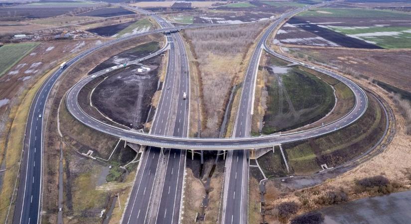 Az M1-es után most az M3-as: hídfőnek hajtott egy kamion