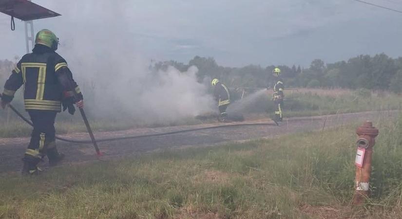 Kútba zuhant egy macska, égő szénabálák, ablakon át mentettek egy sérült időst Zalában