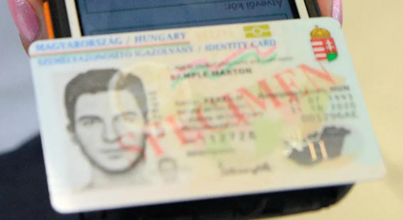 Augusztus elejétől érvénytelenek lesznek a régi, könyv alapú személyi igazolványok