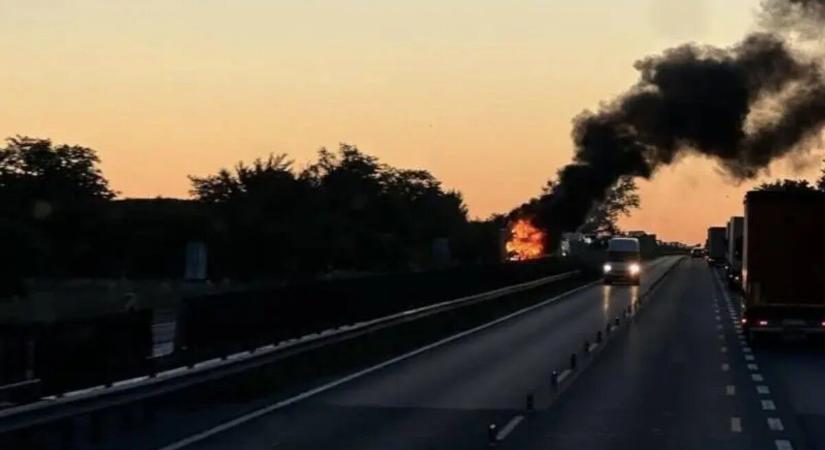 Nyolc ember meghalt két balesetben Győr közelében az M1-esen