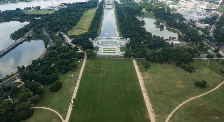 Rejtélyes, óriás számok jelentek meg a washingtoni National Mall ikonikus gyepén