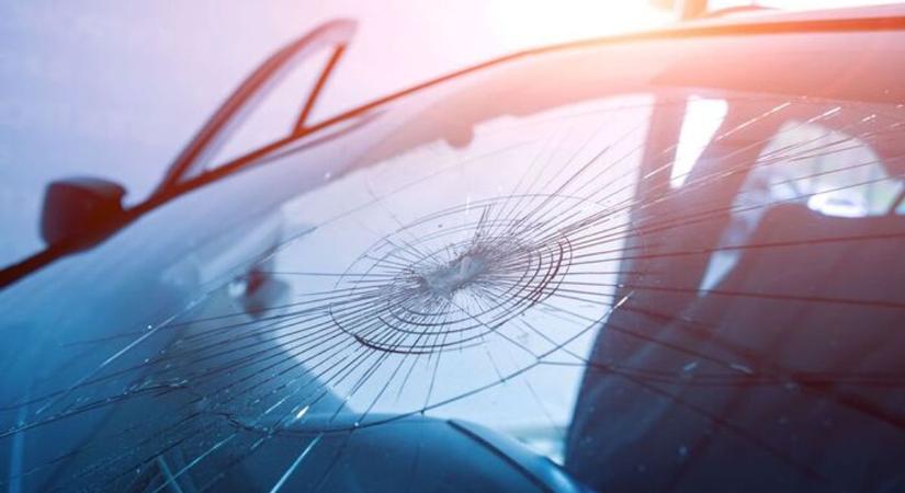 Nyílt utcán őrjöngött egy férfi Celldömölkön: megfejelte egy parkoló autó szélvédőjét