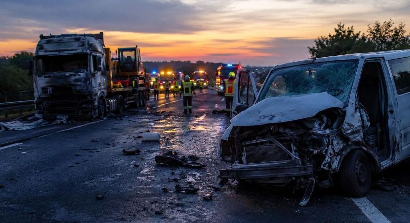 Tragédia az autópályán: nyolc ember halt meg a súlyos balesetben